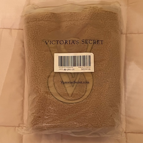 Victoria’s Secret Plush Fleece Tote NWT - Picture 5 of 6